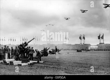 Nürnberger Rallye 1937 in Nürnberg - Ausstellung der Nazi-Armee (Wehrmacht) auf dem Zeppelin-Feld auf dem Nazi-Parteigelände. Hier: Luftangriff und Flugabwehrwaffen. (Qualitätsmängel aufgrund der historischen Bildkopie) Fotoarchiv für Zeitgeschichtee – KEIN KABELDIENST – Stockfoto