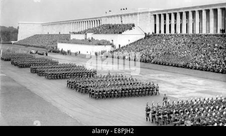 Nürnberger Rallye 1937 in Nürnberg, Deutschland - der Reichsarbeitsdienst (Rad) marschiert an Adolf Hitler (im Auto) vorbei vor der Tribüne auf dem Zeppelin-Feld auf dem Nazi-Parteigelände. Fotoarchiv für Zeitgeschichtee – KEIN KABELDIENST – Stockfoto