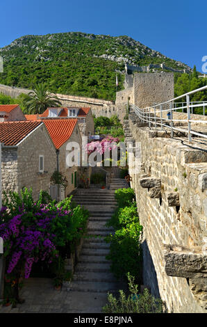 Stadtmauer von Ston, Kroatien. Jährliche Marathon-Stil auf der Stadtmauer im September laufen. Stockfoto