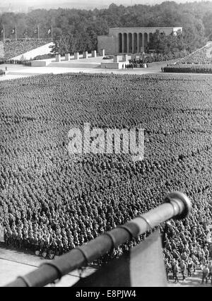 Nürnberger Rallye 1937 in Nürnberg - Marching-up der Sturmabteilung (SA) in Luitpoldarena zum großen Appell am Standort der Nürnberger Rallye. Die Ehrenhalle ist im Hintergrund zu sehen. Fotoarchiv für Zeitgeschichtee – KEIN KABELDIENST – Stockfoto