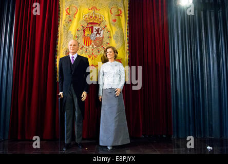 Madrid, Spanien. 12. Oktober 2014. Die Wachsfiguren der spanische König Juan Carlos und Königin Sofia in Madrid Wax Museum in Madrid, Spanien, 12. Oktober 2014 zu sehen. Foto: Patrick van Katwijk / - NO-Draht-SERVICE-/ Dpa/Alamy Live News Stockfoto