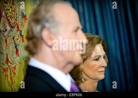 Madrid, Spanien. 12. Oktober 2014. Die Wachsfiguren der spanische König Juan Carlos und Königin Sofia in Madrid Wax Museum in Madrid, Spanien, 12. Oktober 2014 zu sehen. Foto: Patrick van Katwijk / - NO-Draht-SERVICE-/ Dpa/Alamy Live News Stockfoto