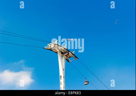 Londoner Emirates Seilbahn die überquert die Themse mit 3 Ebenen auch in Sicht. Stockfoto