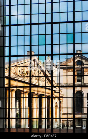 Das ehemalige Royal Naval College, entworfen von Sir Christopher Wren, jetzt eine Universität, durch eines ihrer Fenster angezeigt Stockfoto