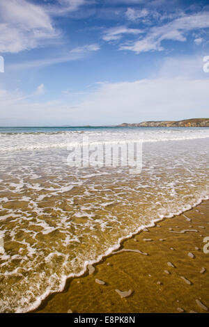 Flaches Wasser auf das Vorland von Newgale Beach, Pembrokeshire. Stockfoto