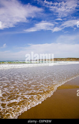 Flaches Wasser auf das Vorland von Newgale Beach, Pembrokeshire. Stockfoto