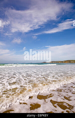 Flaches Wasser auf das Vorland von Newgale Beach, Pembrokeshire. Stockfoto