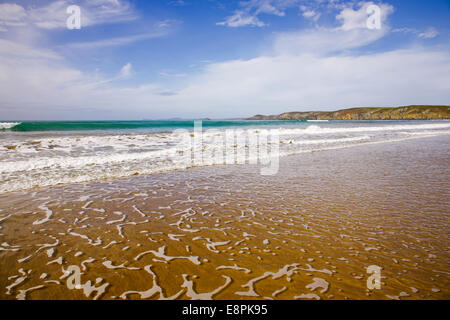 Flaches Wasser auf das Vorland von Newgale Beach, Pembrokeshire. Stockfoto