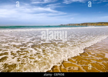 Flaches Wasser auf das Vorland von Newgale Beach, Pembrokeshire. Stockfoto