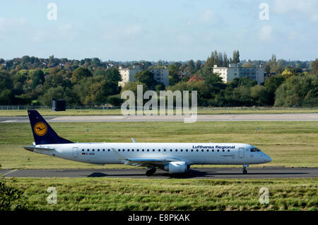 Lufthansa Cityline Embraer ERJ-190 Flugzeuge Rollen am Flughafen Birmingham, UK Stockfoto