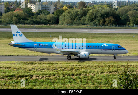 KLM Cityhopper Embraer ERJ-190 Flugzeuge Rollen am Flughafen Birmingham, UK Stockfoto