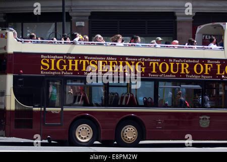 Eine offene Top Tour Doppeldeckerbus getrieben in London mit Passagieren auf dem Oberdeck Stockfoto