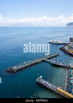Blick über das Bad von Neapel in Richtung Vesuv aus Sorrent in Italien Stockfoto