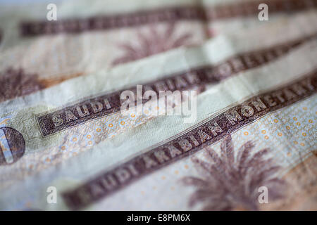Banknoten aus Saudi Arabien liegen auf einem Tisch in Jeddah (Saudi-Arabien), 13. Oktober 2014. Jede Note trägt das Porträt des saudischen König Abdullah ibn Abd al-Aziz Al Saud auf der Vorderseite. Foto: Tim Brakemeier/dpa Stockfoto