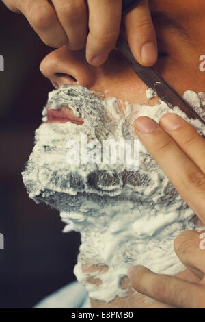 Junger Mann immer eine altmodische Rasur beim Friseur. Nahaufnahme, Retro-Stil Bilder Stockfoto