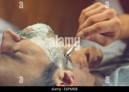 Junger Mann immer eine altmodische Rasur beim Friseur. Nahaufnahme, Retro-Stil Bilder Stockfoto