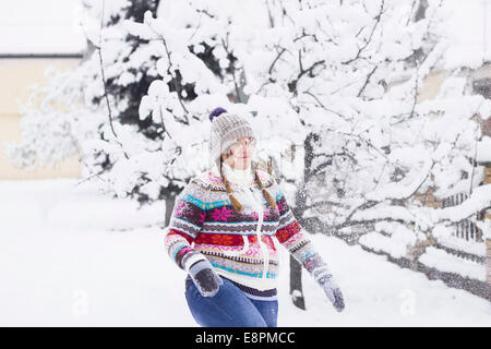 Porträt eines Mädchens, die Spaß im Schnee Stockfoto