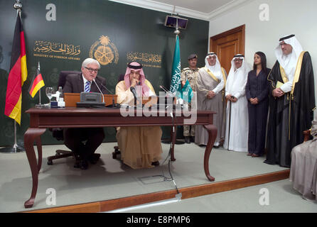 Jeddah, Saudi-Arabien. 13. Oktober 2014. Der deutsche Außenminister Frank-Walter Steinmeier (SPD, L) gibt eine Pressekonferenz mit dem saudischen Außenminister Saud al-Faisal, in Jeddah, Saudi Arabien, 13. Oktober 2014. Steinmeier ist auf eine zwei-Tages-Reise in das Land. Foto: TIM BRAKEMEIER/Dpa/Alamy Live News Stockfoto