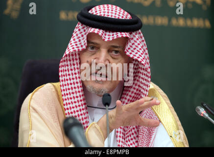 Jeddah, Saudi-Arabien. 13. Oktober 2014. Saudischen Außenminister Saud al-Faisal, gibt eine Pressekonferenz mit deutschen Außenminister Frank-Walter Steinmeier (SPD) in Jeddah, Saudi Arabien, 13. Oktober 2014. Foto: TIM BRAKEMEIER/Dpa/Alamy Live News Stockfoto