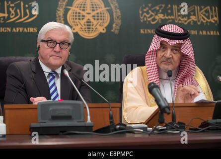 Jeddah, Saudi-Arabien. 13. Oktober 2014. Der deutsche Außenminister Frank-Walter Steinmeier (SPD, L) gibt eine Pressekonferenz mit dem saudischen Außenminister Saud al-Faisal, in Jeddah, Saudi Arabien, 13. Oktober 2014. Steinmeier ist auf eine zwei-Tages-Reise in das Land. Foto: TIM BRAKEMEIER/Dpa/Alamy Live News Stockfoto