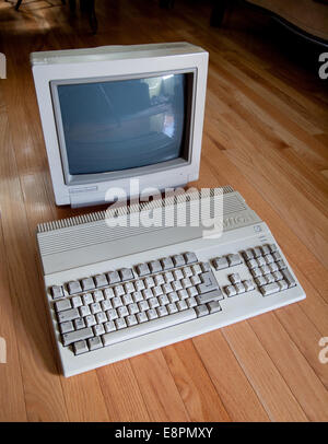 Ein Blick auf einem Commodore Amiga 500 Computer und einem Computer-Monitor Commodore 1084S. Stockfoto