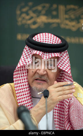 Jeddah, Saudi-Arabien. 13. Oktober 2014. Saudischen Außenminister Saud al-Faisal, gibt eine Pressekonferenz mit deutschen Außenminister Frank-Walter Steinmeier (SPD) in Jeddah, Saudi Arabien, 13. Oktober 2014. Foto: TIM BRAKEMEIER/Dpa/Alamy Live News Stockfoto