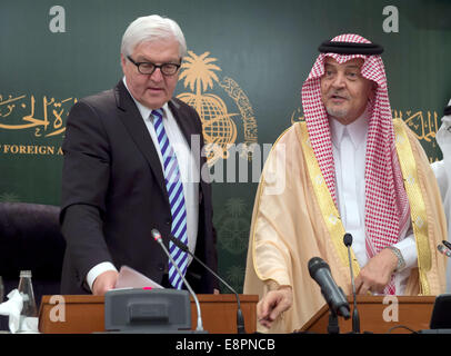 Jeddah, Saudi-Arabien. 13. Oktober 2014. Der deutsche Außenminister Frank-Walter Steinmeier (SPD, L) gibt eine Pressekonferenz mit dem saudischen Außenminister Saud al-Faisal, in Jeddah, Saudi Arabien, 13. Oktober 2014. Steinmeier ist auf eine zwei-Tages-Reise in das Land. Foto: TIM BRAKEMEIER/Dpa/Alamy Live News Stockfoto