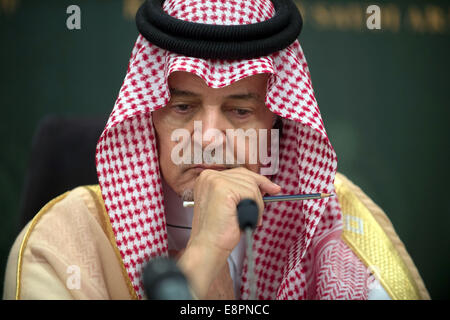 Jeddah, Saudi-Arabien. 13. Oktober 2014. Saudischen Außenminister Saud al-Faisal, gibt eine Pressekonferenz mit deutschen Außenminister Frank-Walter Steinmeier (SPD) in Jeddah, Saudi Arabien, 13. Oktober 2014. Foto: TIM BRAKEMEIER/Dpa/Alamy Live News Stockfoto