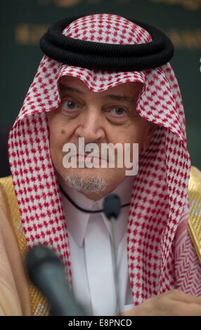 Jeddah, Saudi-Arabien. 13. Oktober 2014. Saudischen Außenminister Saud al-Faisal, gibt eine Pressekonferenz mit deutschen Außenminister Frank-Walter Steinmeier (SPD) in Jeddah, Saudi Arabien, 13. Oktober 2014. Foto: TIM BRAKEMEIER/Dpa/Alamy Live News Stockfoto