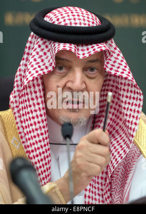 Jeddah, Saudi-Arabien. 13. Oktober 2014. Saudischen Außenminister Saud al-Faisal, gibt eine Pressekonferenz mit deutschen Außenminister Frank-Walter Steinmeier (SPD) in Jeddah, Saudi Arabien, 13. Oktober 2014. Foto: TIM BRAKEMEIER/Dpa/Alamy Live News Stockfoto