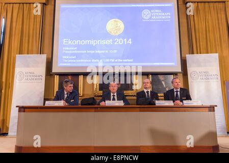 Stockholm, Schweden. 13. Oktober 2014. Steffan Normark (2 L), ständiger Sekretär der Königlich Schwedischen Akademie der Wissenschaften, verkündet die Gewinner von 2014 den Nobelpreis für Wirtschaftswissenschaften, während der Pressekonferenz von der Königlich Schwedischen Akademie der Wissenschaften in Stockholm, Schweden, 13. Oktober 2014. Französischer Ökonom Jean Tirole gewann 2014 den Nobelpreis für Wirtschaftswissenschaften. Bildnachweis: Shi Tiansheng/Xinhua/Alamy Live-Nachrichten Stockfoto