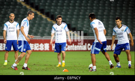 Hong Kong. 13. Oktober 2014. Argentiniens Fußball-Team-Player Lionel Messi (C) und Teamkollegen nehmen Teil in einer Trainingseinheit einen Tag vor einem Freundschaftsspiel gegen China Hong Kong in Hong Kong, 13. Oktober 2014. © Lo Ping Fai/Xinhua/Alamy Live-Nachrichten Stockfoto