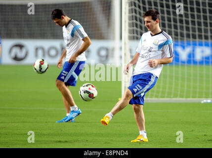 Hong Kong. 13. Oktober 2014. Argentiniens Fußball-Teamspieler Lionel Messi (R) nimmt Teil an einem Training einen Tag vor einem Freundschaftsspiel gegen China Hong Kong in Hong Kong, 13. Oktober 2014. © Lo Ping Fai/Xinhua/Alamy Live-Nachrichten Stockfoto