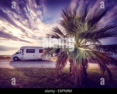 Wohnmobil geparkt an einem Strand Stockfoto