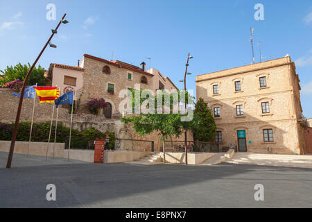 CALAFELL, Spanien - 13. August 2014: Plaza De La Iglesia, Calafell Stadt, Katalonien, Region Tarragona, Spanien Stockfoto