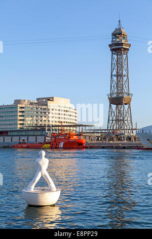 BARCELONA, Spanien - 27. August 2014: Vista Hafenansicht mit Montjuic-Seilbahn-Turm und weiße Skulptur an der Boje Stockfoto