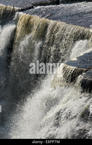 Herabstürzende Wasser über die Felsen in Kakabeka Falls