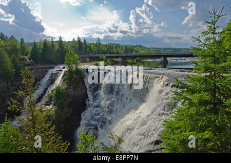 Herabstürzende Wasser über die Felsen in Kakabeka Falls Stockfoto