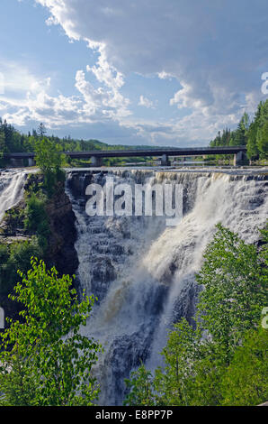 Herabstürzende Wasser über die Felsen in Kakabeka Falls Stockfoto