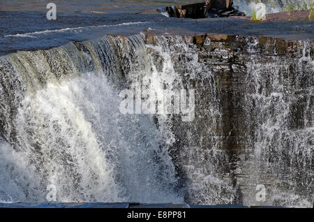 Herabstürzende Wasser über die Felsen in Kakabeka Falls Stockfoto