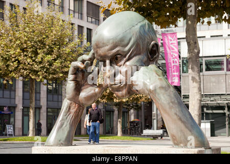 "Denkpartner" Bronze-Skulptur vor Friedrichsbau Gebäude Börsenplatz Quadrat, Stuttgart, Baden-Württemberg, Deutschland, Stockfoto