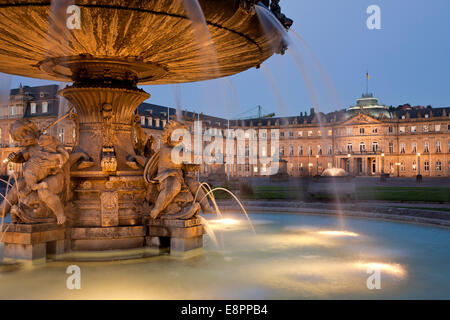 Brunnen auf dem Schloßplatz-Platz und dem neuen Schloss in Stuttgart bei Nacht, Baden-Württemberg, Deutschland, Europa Stockfoto