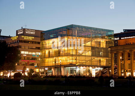 He modernen Gebäude des Kunstmuseum Stuttgart, in der Fußgängerzone Königstraße Straße in der Nacht, Stuttgart, Baden-Württemberg Stockfoto