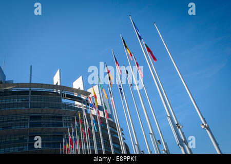 Fahnen auf das Europäische Parlamentsgebäude in Straßburg, Frankreich, Europa Stockfoto