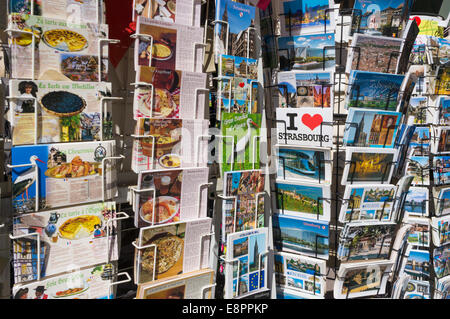 Racks von Postkarten in Straßburg, Frankreich, Europa Stockfoto