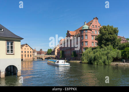 Schifffahrt auf dem Fluss Ill in Straßburg, Frankreich, Europa Stockfoto