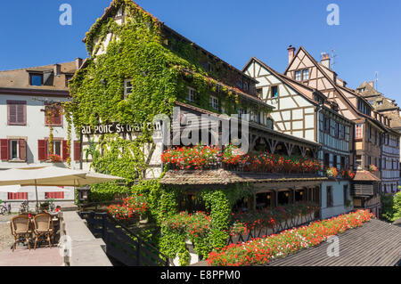 Straßburg, Frankreich, Europa - Restaurant-Hotel am Ufer der Ill in Petite France Altstadt Stockfoto