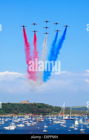 Die Red Arrows über Pendennis Castle in Cornwall gefangen im späten Mai 2014 Stockfoto