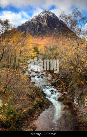 Der Fluss Coupall in Glen Etive mit Stob Dearg in der Ferne. Stockfoto