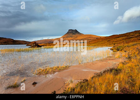 Loch Lurgainn mit Stac Pollaidh (Stac Polly) in der Ferne. Stockfoto